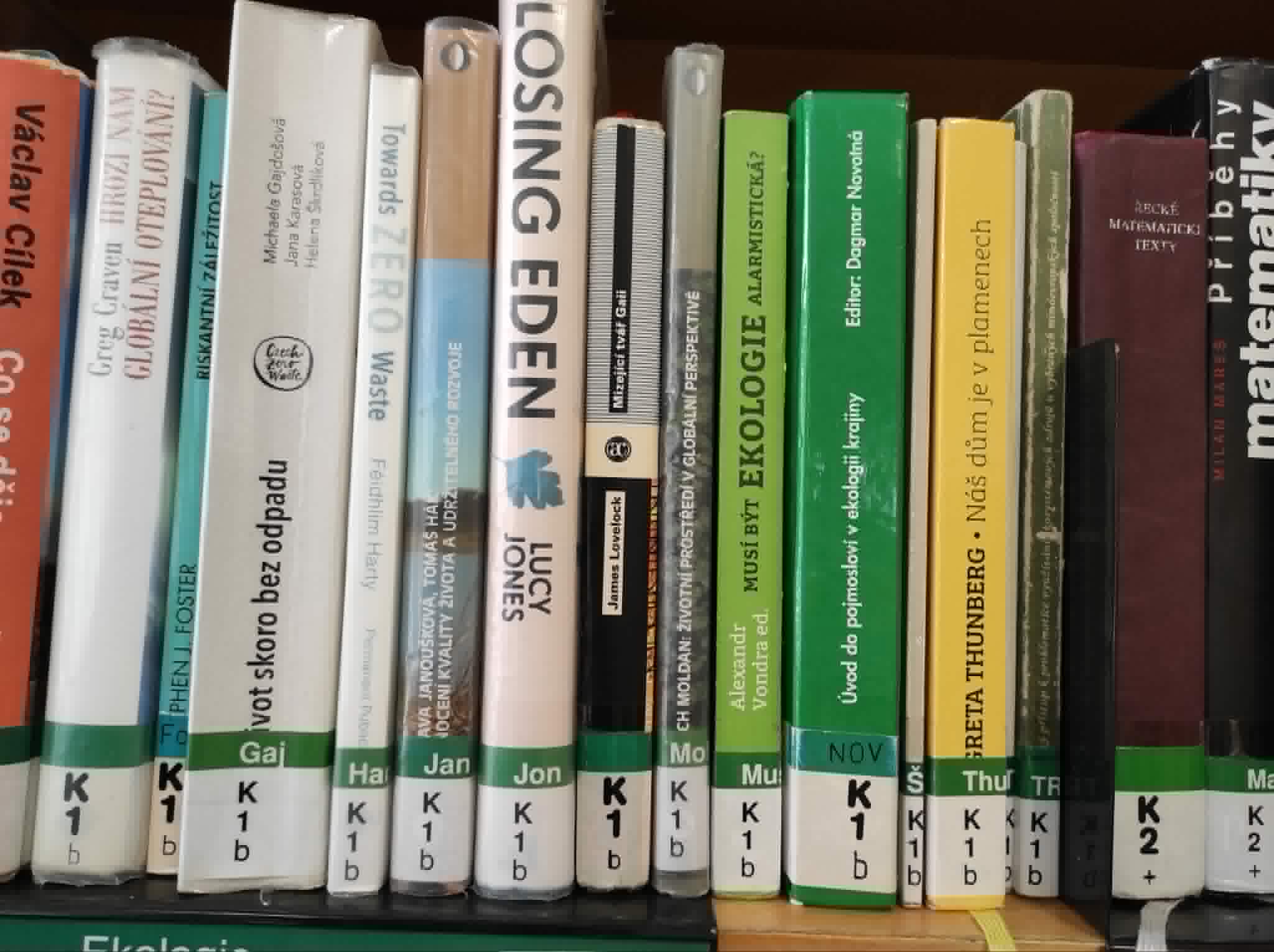 Klimatický regál v pobočce Školská Městské knihovny v Praze