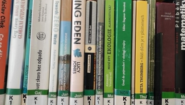 Klimatický regál v pobočce Školská Městské knihovny v Praze